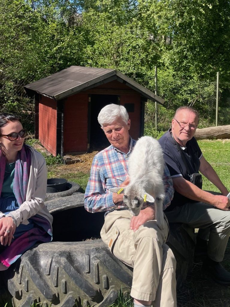 Djurskyddet Djurvännerna Stockholms årsmöte hölls på Stora Skuggans 4H-gård. På bild syns föreningens medlemmar Annika, Lennart och Ebbe som hälsar på en av 4H-gårdens killingar.