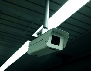 Bild på en övervakningskamera som hänger i ett tak.