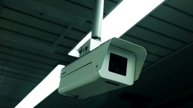 Bild på en övervakningskamera som hänger i ett tak.