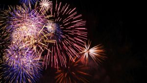 Fyrverkerier mot en natthimmel