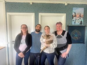 På bilden: Jennifer Nobelius, Christopher Waern, Mikaela Nordin, katten Mirre och Katarina Andersson