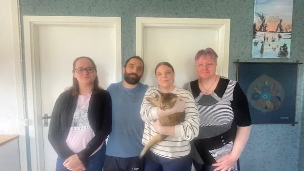 På bilden: Jennifer Nobelius, Christopher Waern, Mikaela Nordin, katten Mirre och Katarina Andersson