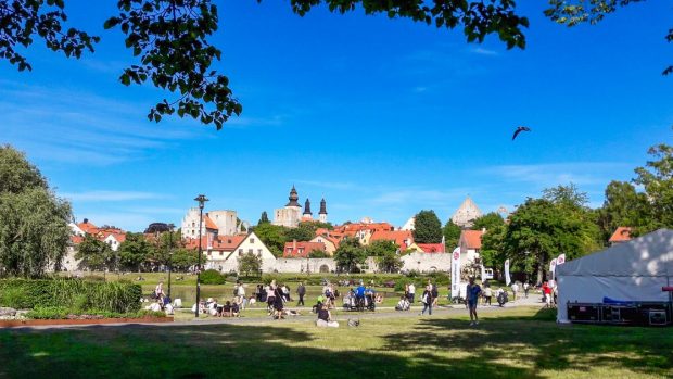 Almedalen i fint väder.