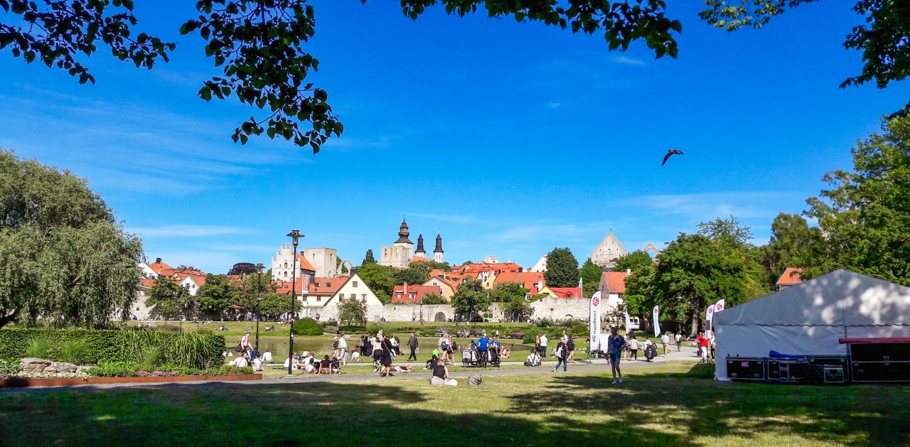 Almedalen i fint väder.
