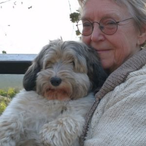 Gunnela tillsammans med sin hund Attis i famnen.